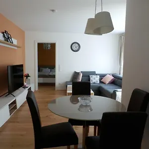 Spacious, Modern 1-bdrm Apt Near Vic & Austria Ctr Apartament